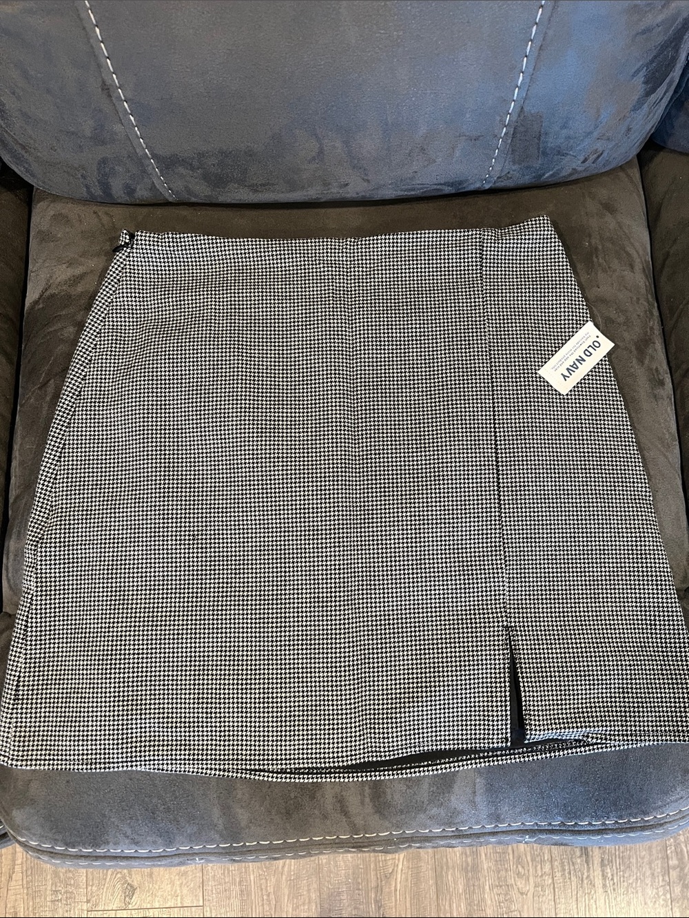 Old Navy Black & Grey Houndstooth Mini Skirt with Front Slit